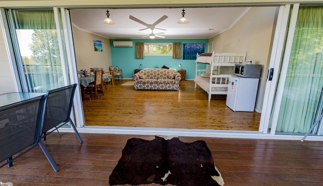 Aqua Studio with shared kitchen, short drive to Zoo, Rural Setting