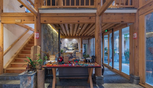 Arro Khampa by Zinc Journey Lijiang