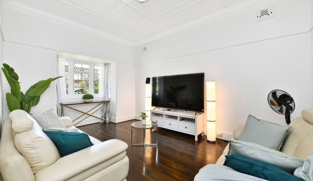 Art Deco Home with Games Room/Vape Room - 10mins to Stadium & Beach!