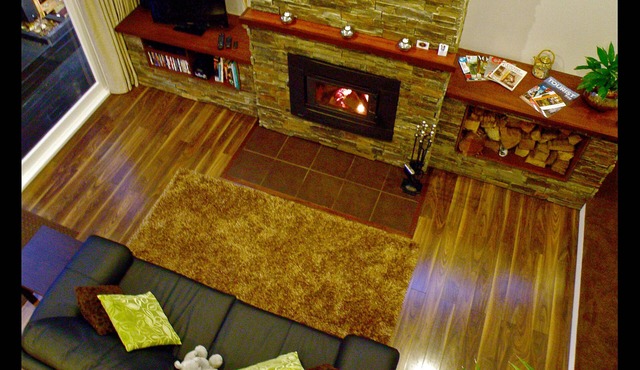 ATELIER Spa Fireplace Queen Bed Wifi Netflix Off Street Parking in Quiet Area