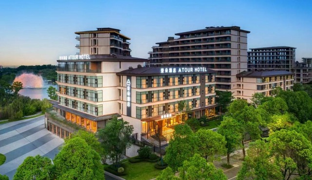 Atour Hotel Emeishan Railway Station Exiu Lake
