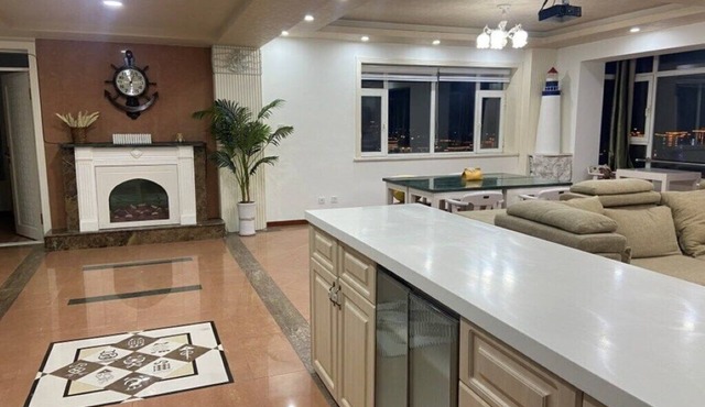 Awesome Riverview and very spacious aprtment for big family