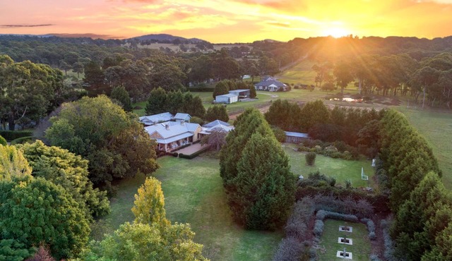 Aylmerton House + Cottage for 14, Southern Highlands