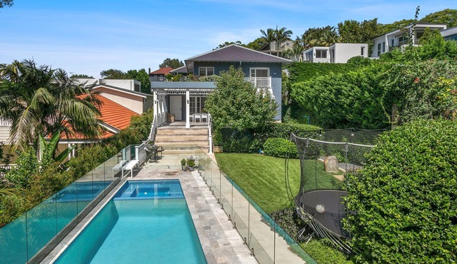 Balmoral Hamptons home (heated pool & hot tub)