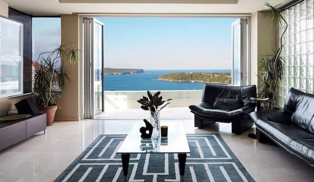 Balmoral Mansion with Pool. Located near Balmoral Beach. Sauna, Jacuzzi and Gym