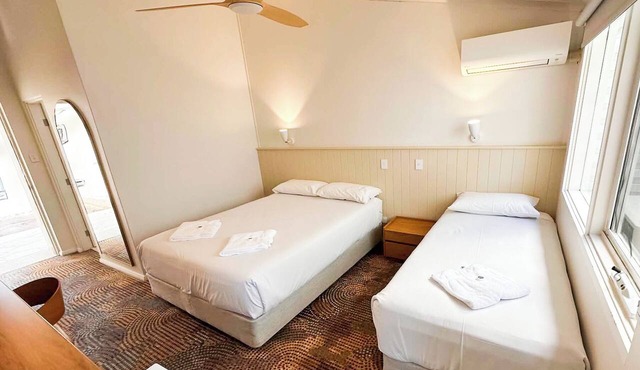 Bateau Bay Hotel