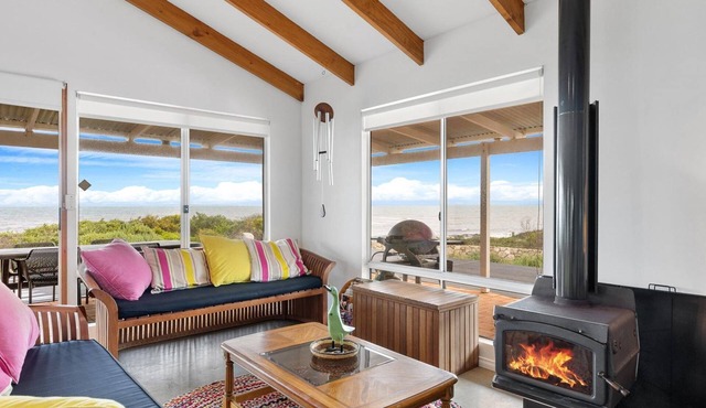 Bay Beach House - Pet friendly, spectacular views, comfortably furnished