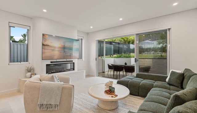 Bayside Luxury Retreat with Pool in Port Hacking