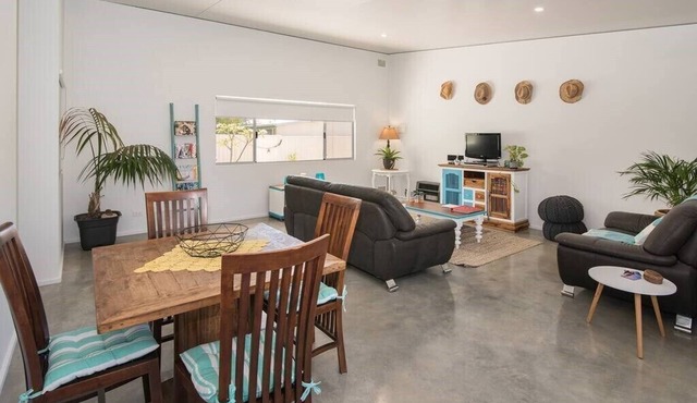 Beach Bum Bungalow 1- WIFI, Short walk to the beach