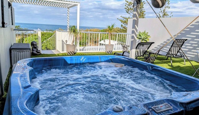 Beachfront, ocean views, private rooftop terrace with spa, pool, walk to beach