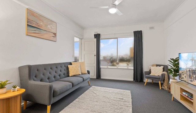 Beachside 2BR Apartment with Sunroom Views AC WiFi