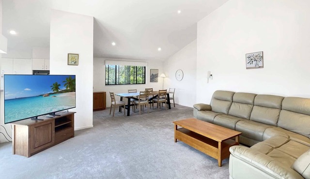 Beachside 3-Bed Apartment with Garage Parking