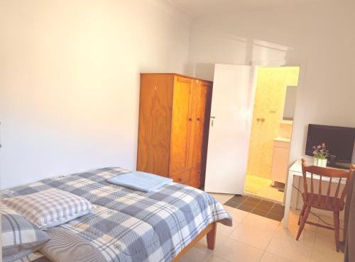 Beautiful Room with Private Bathroom - Prime Location & Close to Shops