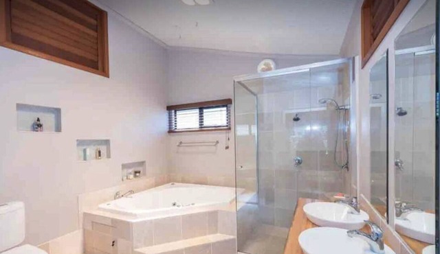Beautiful studio apartment/ huge spa bath/king bed outdoor dinning