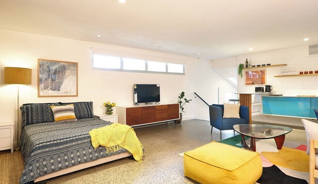 Beautifully appointed Bulli studio nestled between coast and escarpment