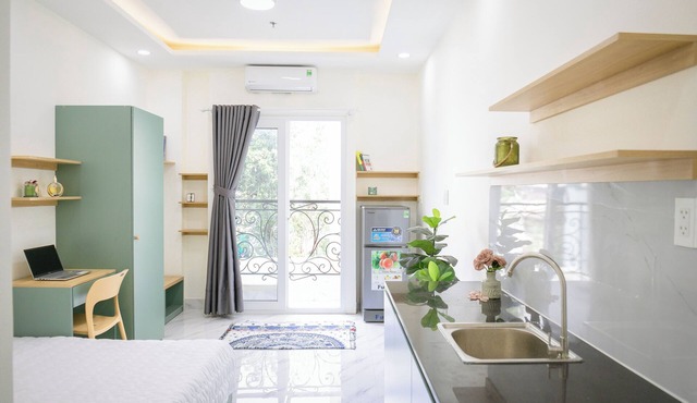 Between airport & D1 center, with balcony, fast wifi (fiber), check-in 24/7
