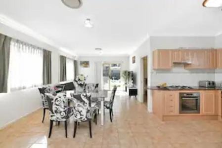 Bexley North Entire 2 Storey House 4 or 5 BR 11 Beds 5 mns walk to Train Station and Close to Airport , Sydney CBD