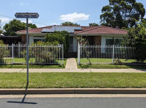 BIDWILL GARDENS - 2 Rooms A Private Room with a King-Size Bed or Open Lounge Room Floor Mattress SHARED Bathroom FREE Kitchen Essentials FREE Laundry Facilities Fast NBN WIFI HDTV NETFLIX, YOUTUBE, KAYO Meal and Transport Service Available