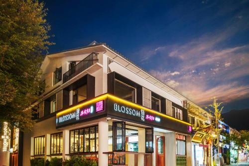 BLOSSOM Floral Art Aesthetic Villa