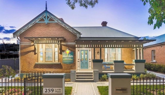 Blue Door Apartment 2 | CBD, Ideal for Work