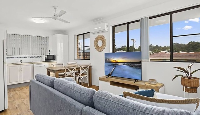 Blue Gem, situated perfectly within a quiet street it is with only a short stroll to Sawtell Village