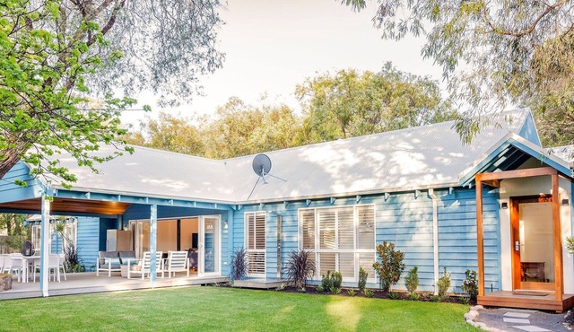Blue House: one street from the beach
