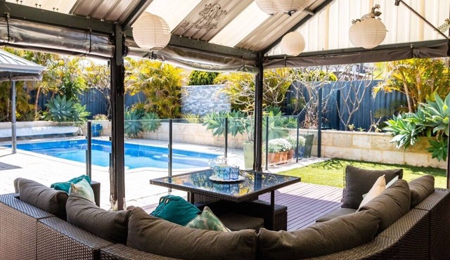 Blue Water - Your "luxury Resort Style" home in Perth Metro near Beach.