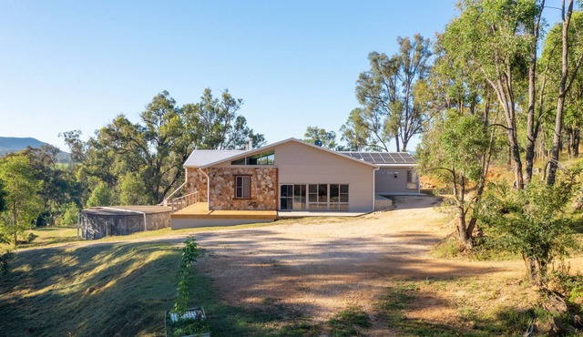 Blueview Cottage with Fireplace near Wineries