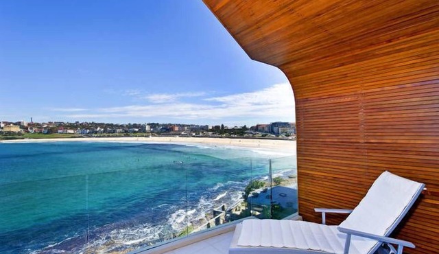 BONDI BEACH PENTHOUSE - absolute waterfront location!