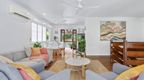 Botanica View Spacious Edge Hill Home with Pool and Views