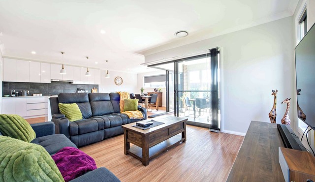 Bradford House. Sleek & Modern. South Dubbo Garden