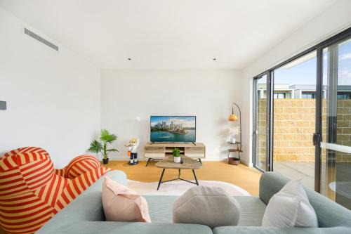 Brand New 3-Level Family Home for 10 &Box Hill