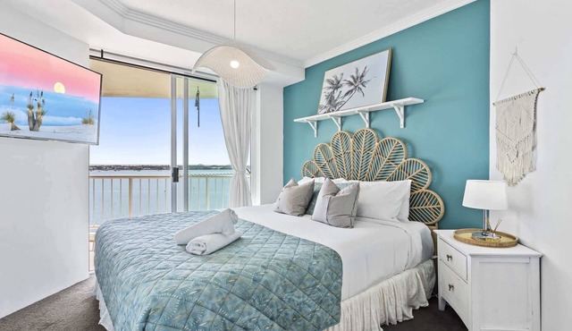 Bright 2 Bed Apartment with Ocean Views