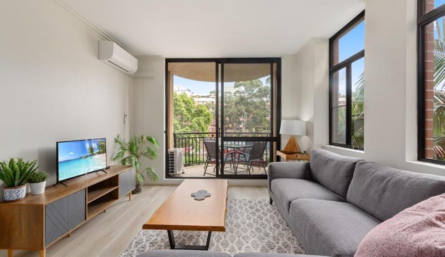 Bright 2-Bed Retreat Near Darling Harbour