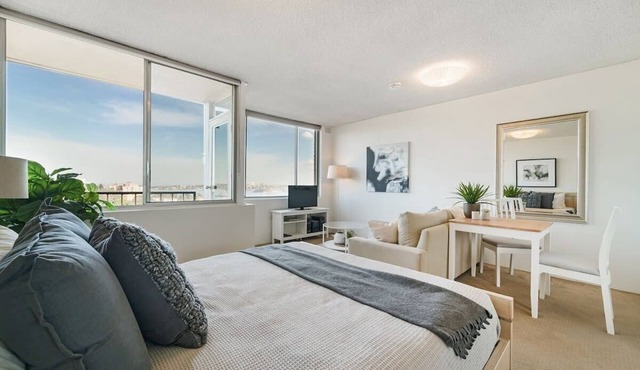 Bright and Sunny Studio Apartment