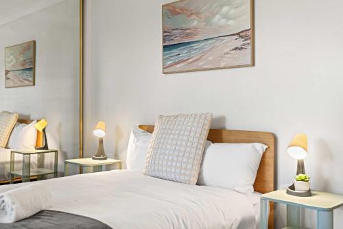 Bright & Comfy Double Room - Cozy and Well-Connected - Shared Bathroom and Amenities