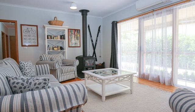 BRIGHT COUNTRY HOME: Bright