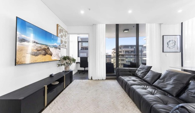 Bright & Modern 2BR Home Steps from Mascot Station