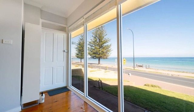 Brighton Beachfront Sanctuary - Retro Coastal Charm