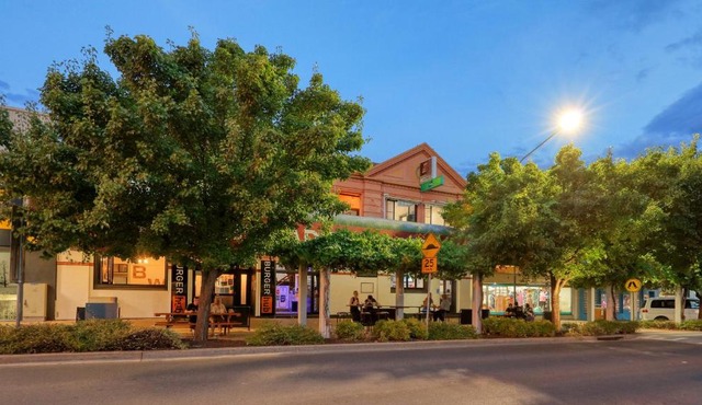 Broadway Hotel