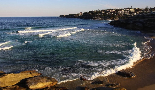 Bronte: beautiful, 2-bedroom apartment, 7-minute walk to beach