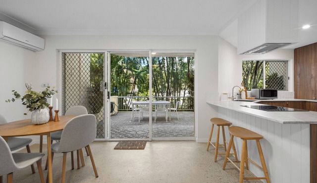 Burleigh Breeze 2 Bed Beach Walk