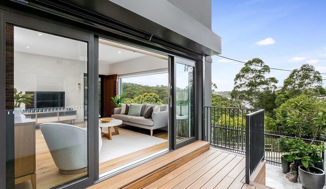 Cammeray- ROWL1 - Rowlison Parade - Modern 3BR Home with Courtyard Parking Next to Tunks Park in Cammeray