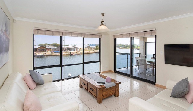 Canal Life Villa B-Shared pool, Tennis court, Jetty