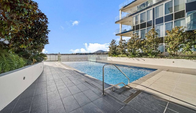 Canberra Lakefront 2-Bed with Pool,