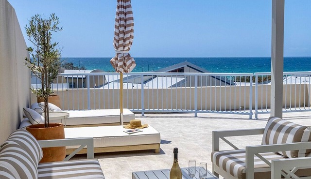 Castaways Penthouse Noosa, Sea Views, Beachfront, Pool, Tennis.