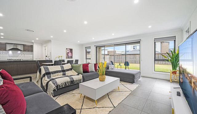 Catherine Field Spacious Modern 4Br homen