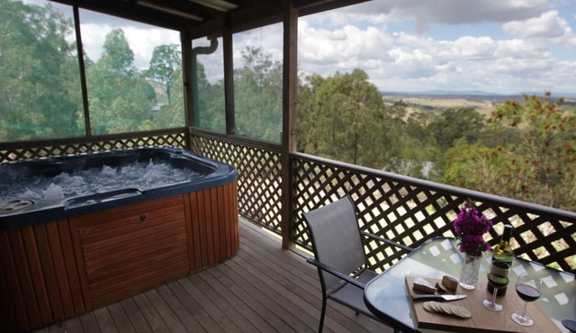Cedar Cottage - Amazing views, private jacuzzi