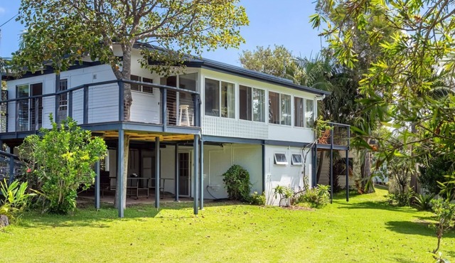 Cedar Cottage, family cottage at Washerwomans Beach and Sting Ray Bay