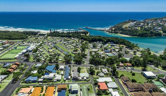 Central 2BR unit with garage, walk to beach, river, shops & cafes in Evans Head.
